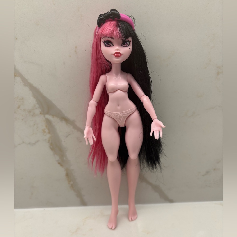 Mattel Monster High G3 Draculaura Doll Reboot 2022 Two-Tone Pink and Black
